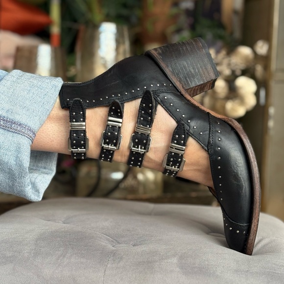 Freebird by Steven Shoes - FREEBIRD distressed western country style Black Leather Buckle Ankle Boots